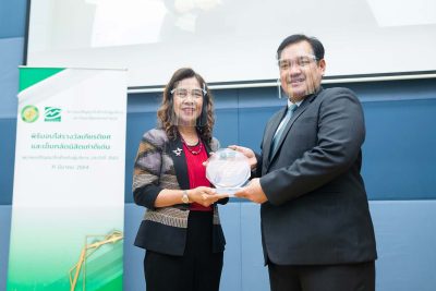 คุณกนกทิพย์ จันทร์พลังศรี รับโล่รางวัลเกียรติยศ ม.เกษตรศาสตร์